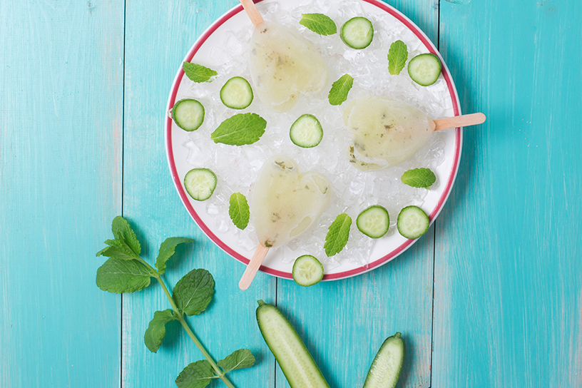 ijscollie gemaakt van komkommer met munt op bord